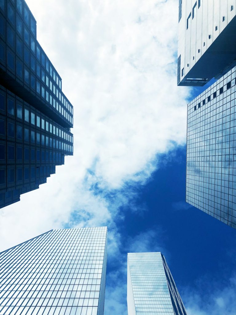Looking up at the sky, love that these buildings are bringing an abstract scene. Blue sky like this one in Seoul is rare these days.. Today is a good day 
#afterwork #office #sky #nolimits #여의도